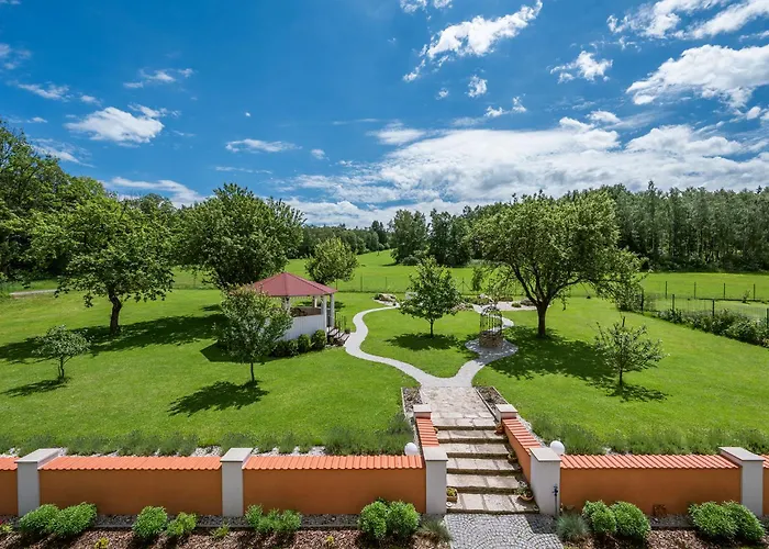 Pod Krasnou Horou 4* Benesov nad Cernou